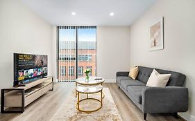 Brand New Luxury Apartment - 2 Bedroom - City Centre - Jq - Wifi - Netflix - 10Ah